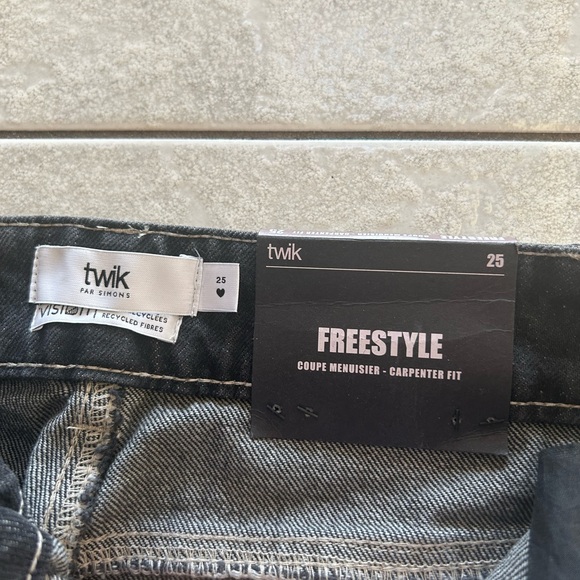 Black High-Waisted Jeans - Picture 3 of 4